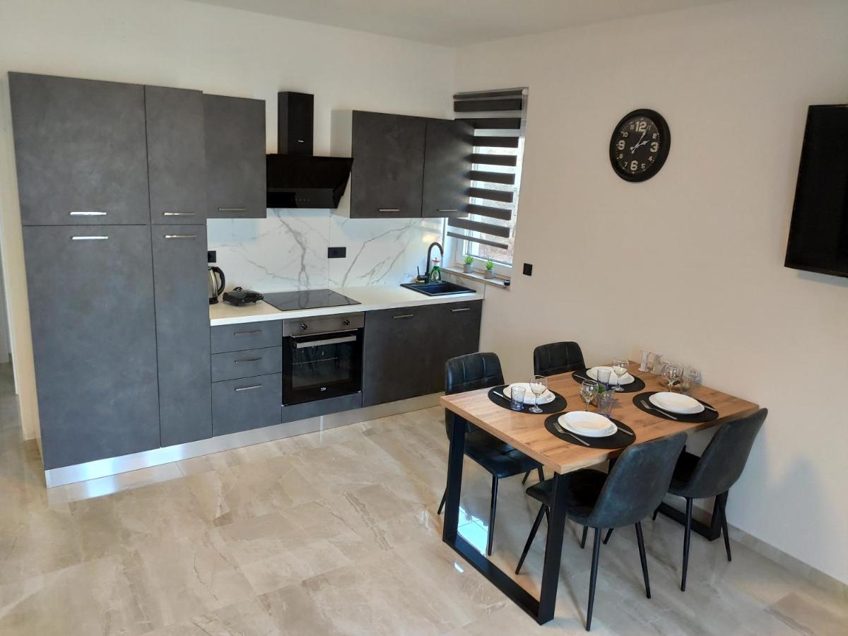 Apartments Pina Kornić Chambre photo